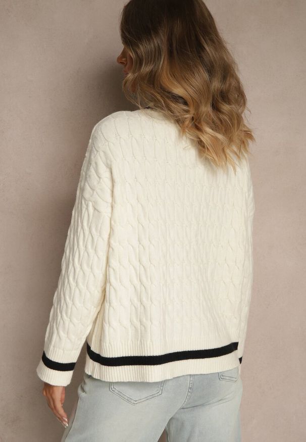 Renee - Jasnobeżowy Sweter w Stylu Preppy z Dodatkiem Kaszmiru i Warkoczowym Splotem Belmire. Okazja: na co dzień. Typ kołnierza: dekolt w serek. Kolor: beżowy. Materiał: kaszmir. Wzór: ze splotem. Styl: casual, klasyczny