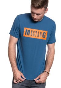 Mustang - MUSTANG TSHIRT Alex C LOGO Tee ENSIGN BLUE 1009738 5229. Okazja: na co dzień, na imprezę. Materiał: bawełna, jeans, tkanina, materiał. Długość rękawa: krótki rękaw. Długość: krótkie. Wzór: nadruk. Styl: klasyczny, casual #5