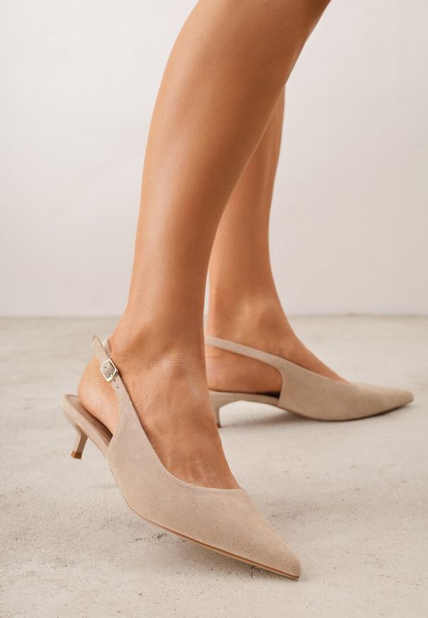 Renee - Ciemnobeżowe Sandały Slingback na Szpilce Kaczuszce Vetilia. Okazja: na co dzień. Zapięcie: sprzączka. Kolor: beżowy. Materiał: jeans. Sezon: wiosna. Obcas: na szpilce. Styl: elegancki, klasyczny, casual