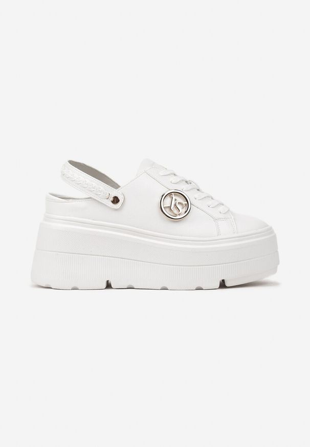 Born2be - Białe Sneakersy Vices na Grubej Tłoczonej Podeszwie z Paskiem na Pięcie i Metaliczną Ozdobą Zenfedi. Okazja: na co dzień. Zapięcie: pasek. Kolor: biały. Materiał: jeans. Szerokość cholewki: normalna. Wzór: aplikacja