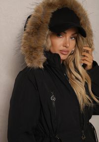 Renee - Czarna Zimowa Kurtka Parka Ozdobiona Futerkiem Sianila. Okazja: na co dzień. Typ kołnierza: golf. Kolor: czarny. Materiał: futro. Wzór: aplikacja. Sezon: zima. Styl: casual, elegancki