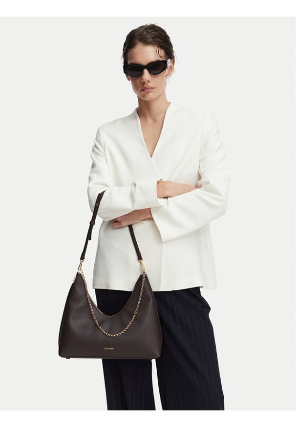 Calvin Klein Torebka Emblem Hw Pebble Shoulder Bag LV04F3495G Beżowy. Kolor: beżowy. Materiał: skórzane