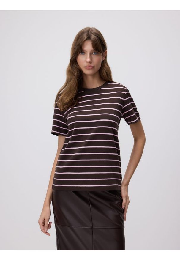 Reserved - T-shirt regular z merceryzowanej bawełny - ciemnobrązowy. Kolor: brązowy. Materiał: bawełna