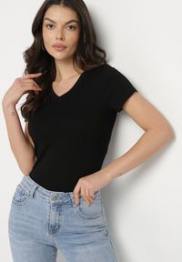 Born2be - Czarny T-shirt z Bawełny z Trójkątnym Dekoltem Semiora. Okazja: na co dzień. Kolor: czarny. Materiał: bawełna. Styl: klasyczny, casual #7