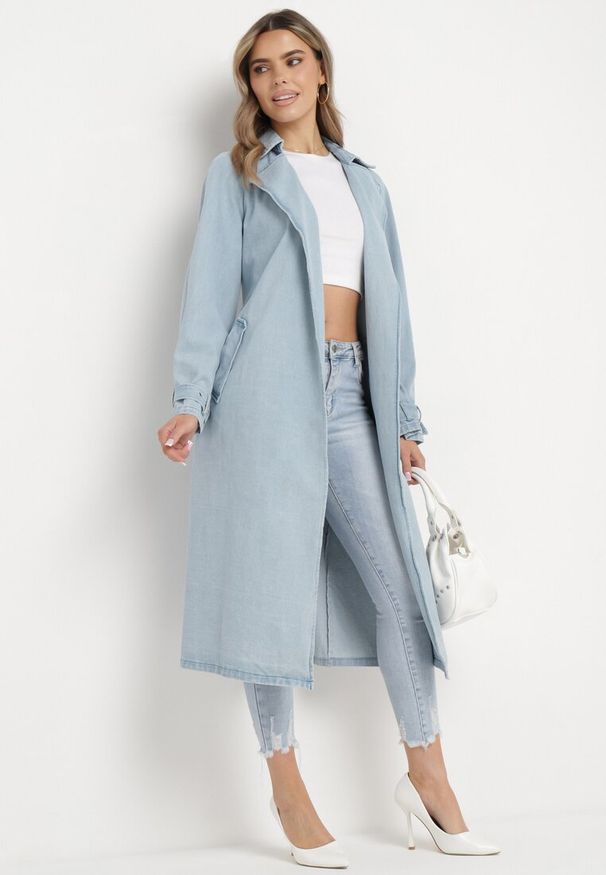 Born2be - Niebieski Jeansowy Płaszcz za Kolano z Paskiem ze Sprzączką Sumiorre. Okazja: na co dzień. Kolor: niebieski. Materiał: jeans. Długość rękawa: długi rękaw. Długość: długie. Styl: elegancki, casual, klasyczny, wizytowy