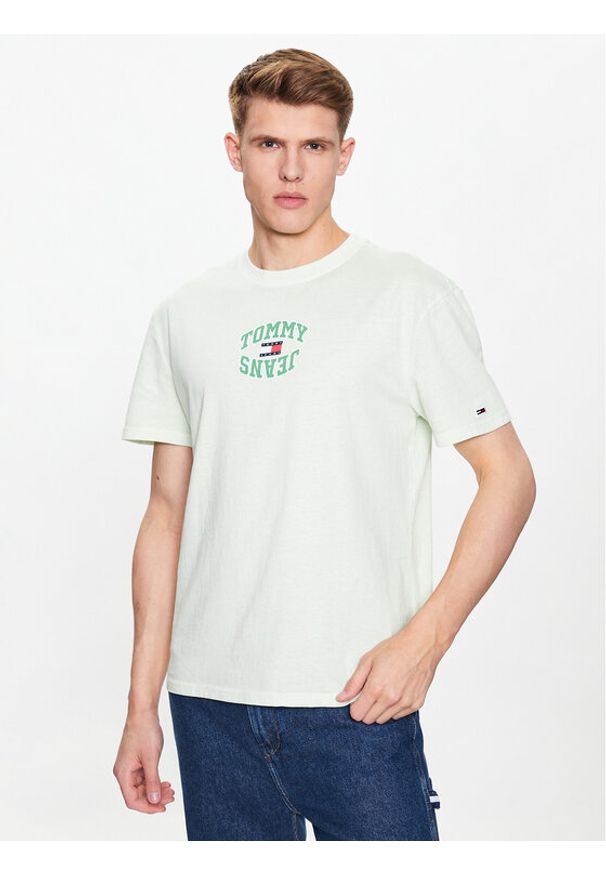 Tommy Jeans T-Shirt Arched DM0DM16227 Zielony Regular Fit. Kolor: zielony. Materiał: bawełna