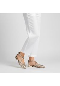 Hot Potatoes by Gioseppo - Czółenka damskie Gioseppo, płaska podeszwa pleciona struktura pasek w kształcie litery T regulowane zapięcie stabilne dopasowanie lekka forma subteln. Zapięcie: pasek. Kolor: srebrny. Wzór: ażurowy. Sezon: lato. Obcas: na płaskiej podeszwie. Styl: elegancki #5