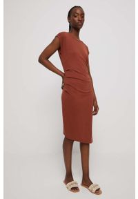 medicine - Medicine sukienka kolor brązowy mini dopasowana. Kolor: brązowy. Materiał: dzianina. Długość rękawa: krótki rękaw. Wzór: gładki. Typ sukienki: asymetryczne, dopasowane. Długość: mini #3