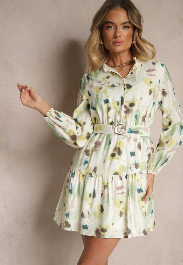 Renee - Zielona Sukienka z Wiskozy o Rozkloszowanym Kroju z Paskiem w Abstrakcyjny Print Stalitte. Okazja: na co dzień. Typ kołnierza: kołnierz z falbankami, kołnierzyk stójkowy. Kolor: zielony. Materiał: wiskoza. Wzór: nadruk. Typ sukienki: rozkloszowane. Styl: klasyczny, casual