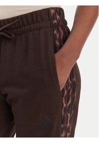 Adidas - adidas Spodnie dresowe Seasonal Essentials Leopard Print KA4720 Brązowy Regular Fit. Kolor: brązowy. Materiał: bawełna. Wzór: nadruk #4