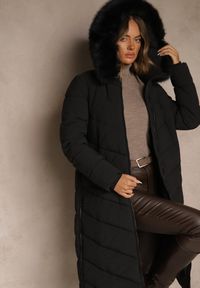 Renee - Czarna Pikowana Kurtka o Długim Kroju z Kapturem z Futrem Galianesa. Okazja: na spacer, na co dzień. Typ kołnierza: kaptur. Kolor: czarny. Materiał: futro. Długość: długie. Wzór: aplikacja. Styl: casual, elegancki #3