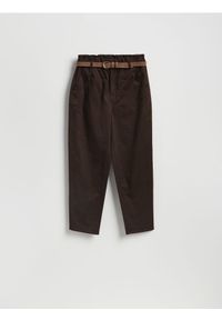 Reserved - Spodnie chino z paskiem - ciemnobrązowy. Kolor: brązowy. Materiał: tkanina, bawełna. Styl: klasyczny