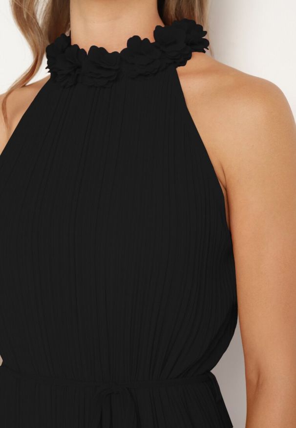 Born2be - Czarna Sukienka z Ozdobnymi Aplikacjami i Dekoltem Halter z Materiałowym Paskiem Dimnatti. Okazja: na co dzień. Typ kołnierza: dekolt halter. Kolor: czarny. Materiał: materiał. Wzór: aplikacja. Styl: klasyczny, casual