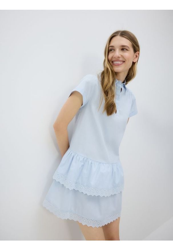 Reserved - Sukienka z ozdobnym haftem - jasnoniebieski. Kolor: niebieski. Materiał: tkanina, bawełna. Wzór: haft