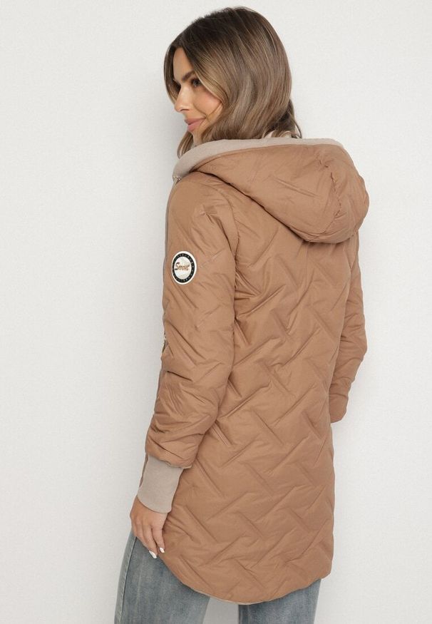 Born2be - Jasnobrązowa Pikowana Kurtka z Przedłużonym Tyłem i Kapturem Melune. Okazja: na co dzień. Kolor: brązowy. Materiał: jeans. Wzór: aplikacja. Styl: casual, klasyczny