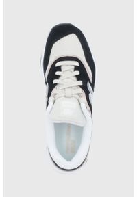 New Balance Buty CW997HTK kolor czarny na płaskiej podeszwie. Nosek buta: okrągły. Zapięcie: sznurówki. Kolor: czarny. Materiał: guma. Obcas: na płaskiej podeszwie