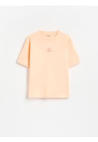 Reserved - Bawełniany t-shirt z naszywką - brzoskwiniowy. Kolor: pomarańczowy. Materiał: bawełna. Wzór: aplikacja #1