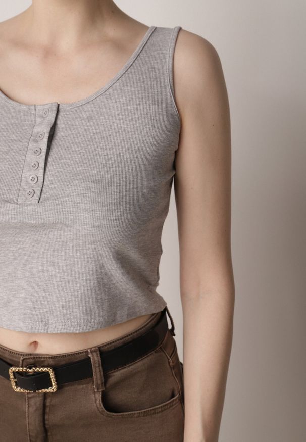 Born2be - Szary Prążkowany Top na Szerokich Ramiączkach z Bawełny Zdobiony Guzikami Bernella. Okazja: na spacer. Kolor: szary. Materiał: prążkowany, bawełna. Długość rękawa: na ramiączkach. Wzór: aplikacja. Sezon: zima, lato. Styl: elegancki