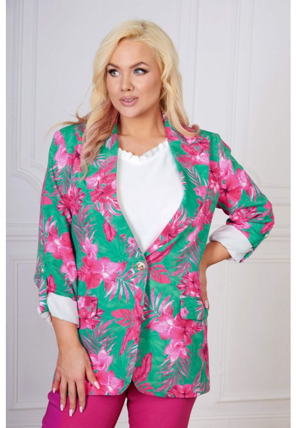 Moda Size Plus Iwanek - Zielona marynarka Carmen w amarantowe liście PLUS SIZE XXL WIOSNA. Okazja: do pracy, na randkę, na co dzień. Typ kołnierza: typu carmen. Kolekcja: plus size. Kolor: zielony, różowy, wielokolorowy. Długość: krótkie. Wzór: kwiaty. Materiał: jeans, tkanina, poliester, elastan. Sezon: wiosna. Styl: klasyczny, casual, elegancki