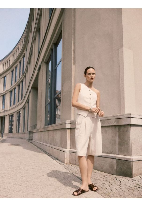 Reserved - Szorty bermudy z zakładkami - kremowy. Kolor: kremowy. Materiał: len, tkanina