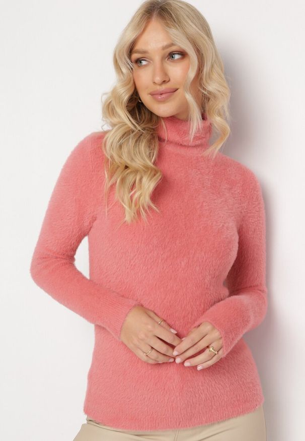 Born2be - Różowy Elastyczny Golf z Puszystej Tkaniny z Wełną Doulcet. Typ kołnierza: golf. Kolekcja: plus size. Kolor: różowy. Materiał: wełna, tkanina