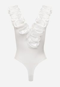 Renee - Białe Body z Bawełny na Ramiączkach z Ozdobną Falbanką przy Dekolcie Sanadia. Kolor: biały. Materiał: bawełna. Długość rękawa: na ramiączkach. Styl: elegancki, klasyczny #7