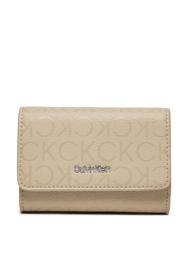 Calvin Klein Mały Portfel Damski Ck Must Small Trifold_Epi Mono K60K611931 Beżowy. Kolor: beżowy. Materiał: skóra