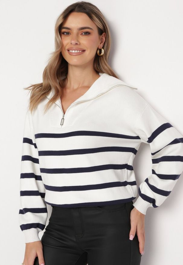 Born2be - Biało-Granatowy Golf Sweter Zapinany na Suwak w Paski Sakine. Typ kołnierza: golf. Kolor: biały. Wzór: paski