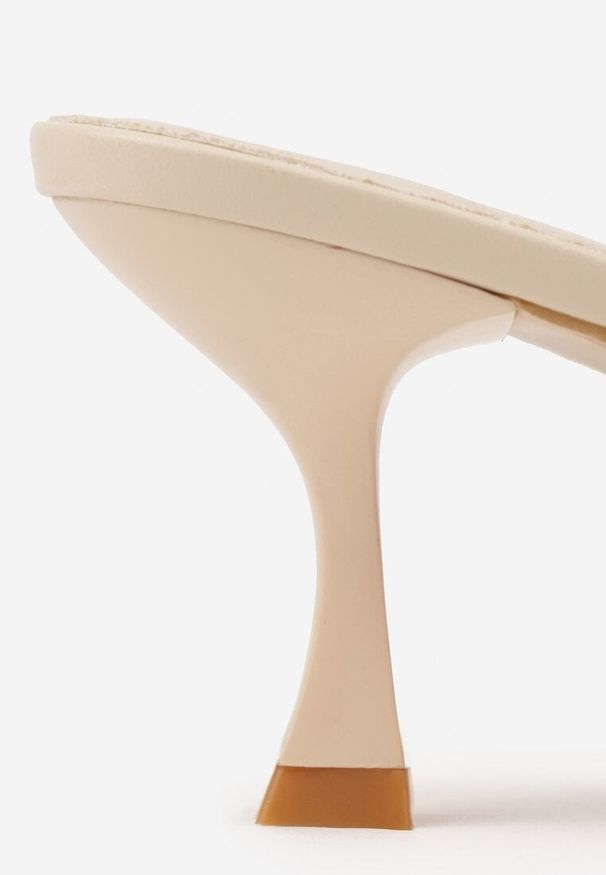 Renee - Beżowe Klapki Peep Toe na Niskiej Szpilce Carinatia. Okazja: na co dzień. Nosek buta: otwarty. Kolor: beżowy. Materiał: jeans. Styl: casual, elegancki