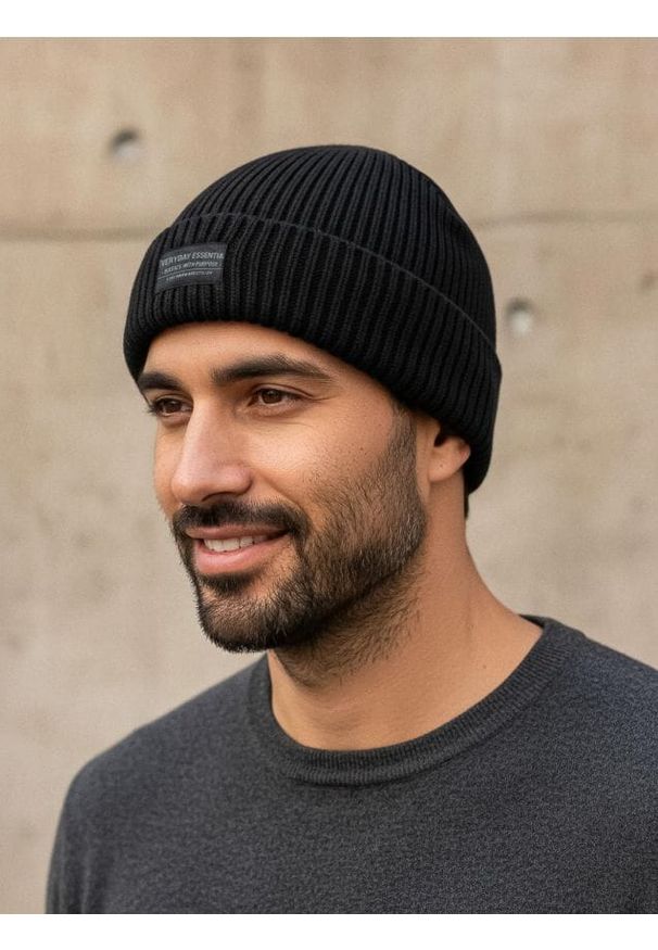 Sinsay - Prążkowana czapka beanie - czarny. Kolor: czarny. Materiał: prążkowany
