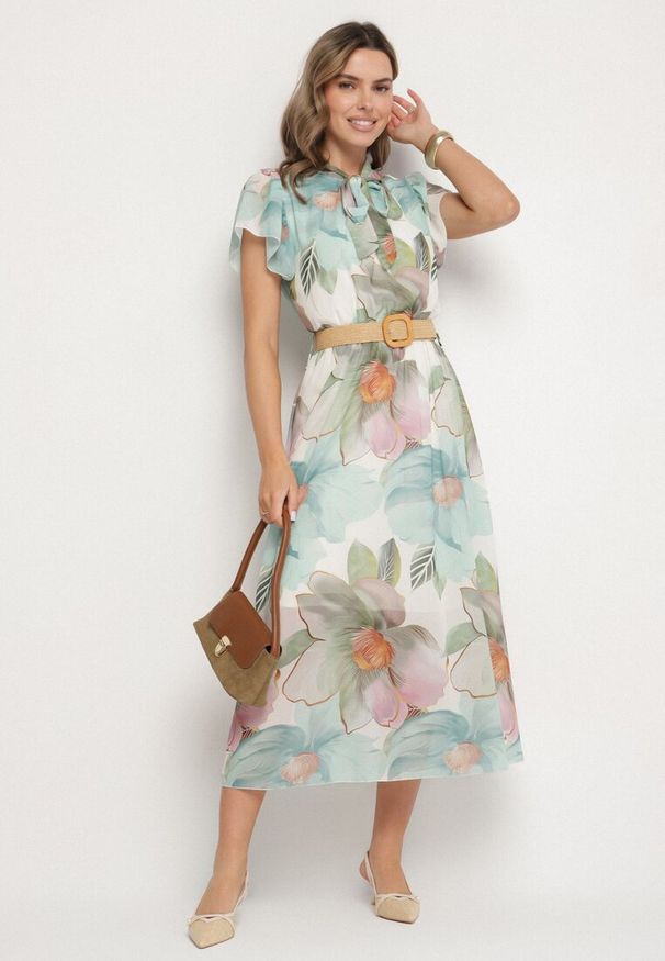 Born2be - Jasnozielona Sukienka o Rozkloszowanym Kroju z Wiązaniem przy Dekolcie i Paskiem Sorilina. Okazja: na co dzień. Kolor: zielony. Długość rękawa: krótki rękaw. Wzór: kwiaty. Styl: casual, elegancki