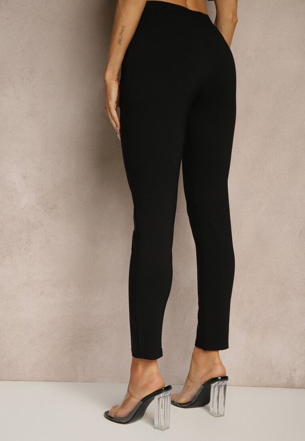 Renee - Czarne Spodnie z Wiskozą High Waist z Ozdobnymi Guzikami Redillia. Okazja: na co dzień, na spotkanie biznesowe. Stan: podwyższony. Kolor: czarny. Materiał: wiskoza. Styl: klasyczny, elegancki, biznesowy, casual