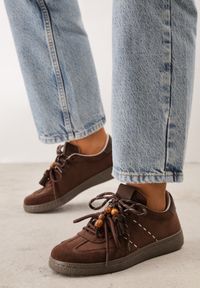 Renee - Brązowe Sneakersy Typu Klasyczne Tenisówki Retro z Podwójnym Wiązaniem z Frędzlami Kotena. Okazja: na co dzień. Zapięcie: sznurówki. Kolor: brązowy. Materiał: jeans. Szerokość cholewki: normalna #1