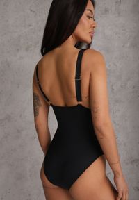 Renee - Czarny Strój Kąpielowy Jednoczęściowy z Metaliczną Aplikacją i Marszczeniem Kylrahne. Kolekcja: plus size. Kolor: czarny. Materiał: len. Wzór: aplikacja #5