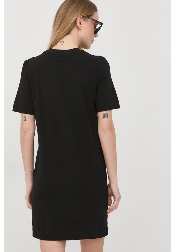 Love Moschino sukienka kolor czarny mini prosta. Okazja: na co dzień. Kolor: czarny. Długość rękawa: krótki rękaw. Wzór: nadruk. Typ sukienki: proste. Styl: casual. Długość: mini