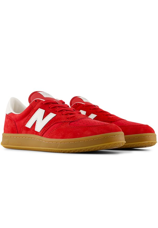Buty unisex New Balance CT500FB – czerwone. Kolor: czerwony. Materiał: zamsz, nubuk, guma. Szerokość cholewki: normalna. Sport: tenis