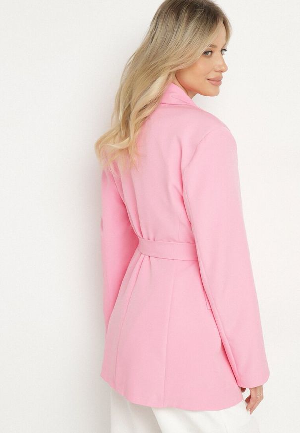 Born2be - Różowa Taliowana Marynarka o Jednorzędowym Kroju z Wiązanym Paskiem Davililsa. Okazja: na co dzień. Kolor: różowy. Materiał: jeans. Styl: elegancki, casual