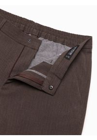 Ombre Clothing - Spodnie męskie chino z gumką w pasie SLIM FIT - czekoladowe V2 OM-PACP-0158 - XXL. Okazja: na co dzień. Kolor: brązowy. Materiał: wiskoza, poliester, elastan. Styl: casual #4
