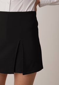 Born2be - Czarne Spódnico-Szorty z Wysokim Stanem Zdobione Rozcięciem Crethoesa. Okazja: na co dzień. Stan: podwyższony. Kolor: czarny. Materiał: materiał. Wzór: aplikacja. Styl: casual #3