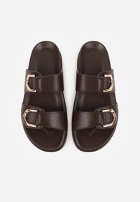 Renee - Ciemnobrązowe Klapki z Metalicznymi Klamrami Eudare. Kolor: brązowy. Sezon: lato. Styl: elegancki #6