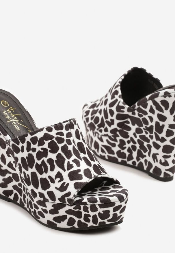 Born2be - Czarno-Białe Klapki na Koturnie i Platformie Ellisae. Okazja: na co dzień. Kolor: czarny. Materiał: jeans. Obcas: na koturnie. Styl: casual