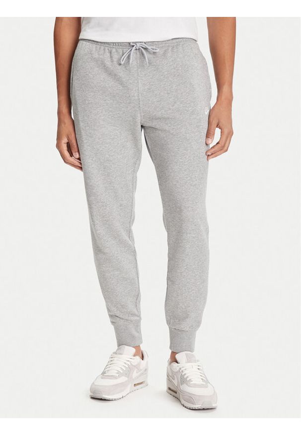 Nike Spodnie dresowe Club Fleece FN3801 Szary Regular Fit. Kolor: szary. Materiał: bawełna