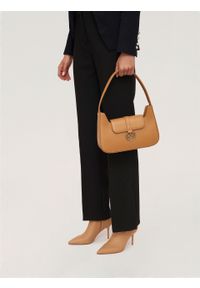 Kazar - Jasnobrązowa torebka baguette z klapką. Kolor: brązowy. Wzór: aplikacja. Materiał: skórzane. Styl: elegancki. Rodzaj torebki: na ramię #4