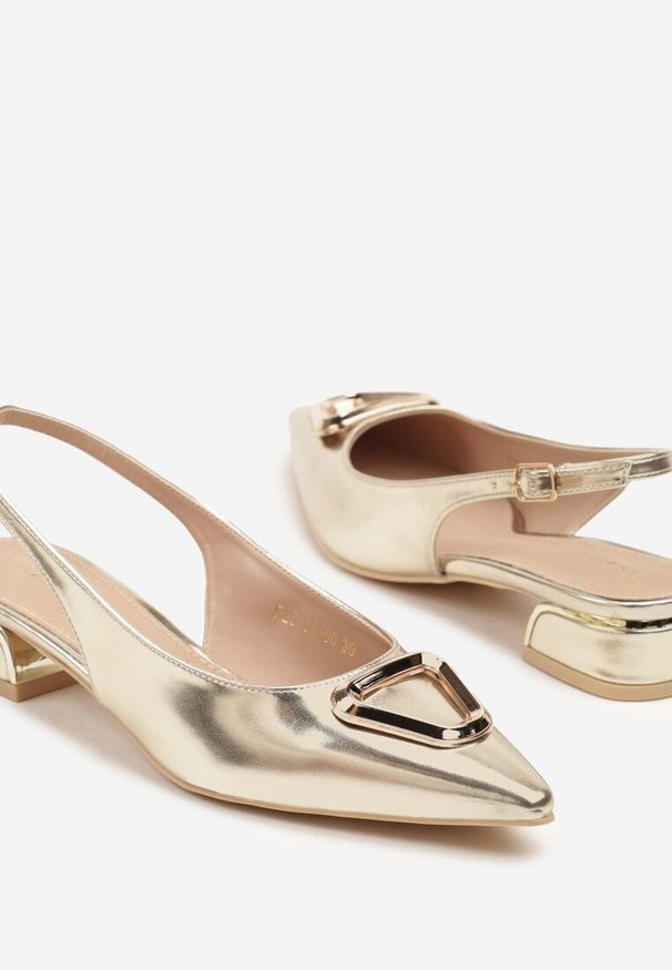 Renee - Złote Sandały Vices Typu Slingback na Niskim Obcasie ze Skórzaną Wkładką Geometryczną Ozdobą Lilienia. Zapięcie: sprzączka. Kolor: złoty. Materiał: skóra. Wzór: geometria, aplikacja. Obcas: na obcasie. Styl: elegancki. Wysokość obcasa: niski