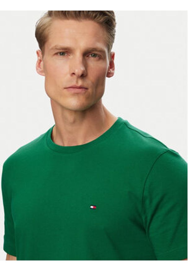 TOMMY HILFIGER - Tommy Hilfiger T-Shirt Ess Seasonal MW0MW39995 Zielony Regular Fit. Kolor: zielony. Materiał: bawełna