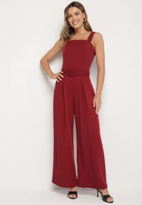 Born2be - Bordowy Taliowany Kombinezon z Ozdobnym Paskiem i Klamrą Doloriela. Kolor: czerwony. Styl: elegancki #1