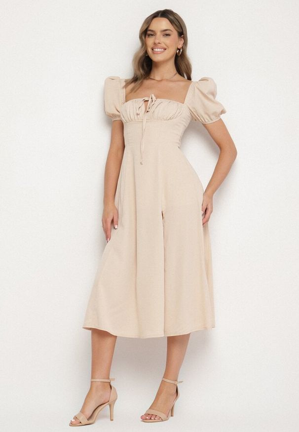 Born2be - Beżowa Sukienka w Rustykalnym Stylu z Wiązaniem przy Dekolcie i Rozcięciem Idanillea. Okazja: na co dzień, na spacer. Typ kołnierza: dekolt kwadratowy. Kolor: beżowy. Typ sukienki: rozkloszowane. Styl: casual