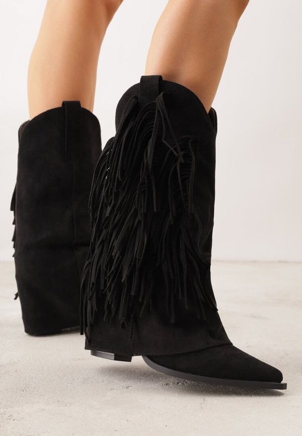 Renee - Czarne Botki Kowbojki na Słupku Ozdobione Frędzlami i Wywiniętą Cholewką Aedime. Okazja: na co dzień. Kolor: czarny. Szerokość cholewki: normalna. Wzór: aplikacja. Obcas: na słupku. Styl: casual