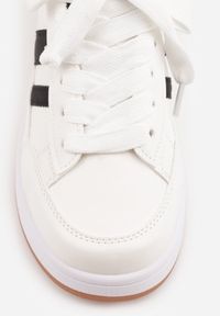 Renee - Białe Sneakersy Basic z Paskami na Boku Adila. Okazja: na co dzień. Zapięcie: pasek. Kolor: biały. Materiał: jeans. Wzór: paski. Obcas: na płaskiej podeszwie #2