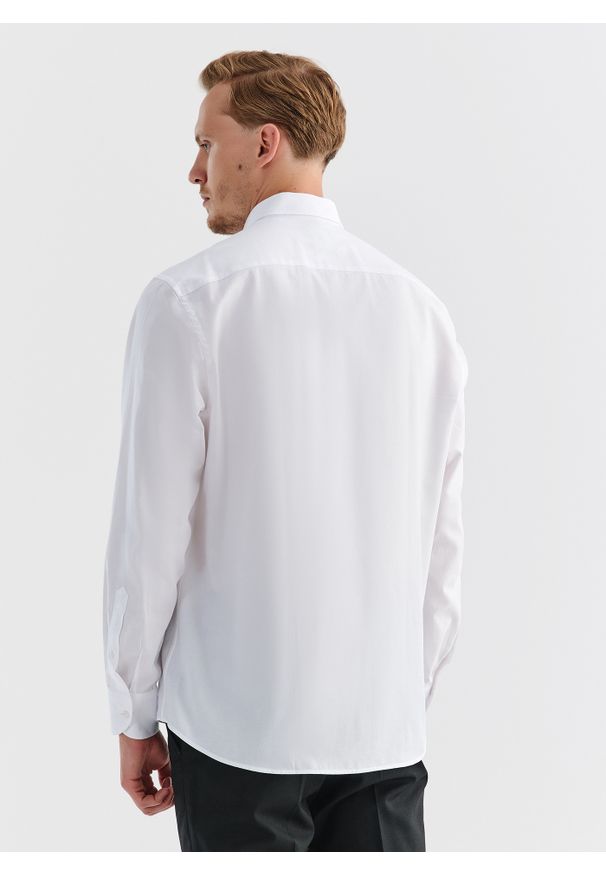 Pako Lorente - PAKO LORENTE – Koszula męska w kolorze białym P000B-1X-057-B-R. Typ kołnierza: kołnierzyk klasyczny. Kolor: biały. Materiał: bawełna. Długość rękawa: długi rękaw. Długość: długie. Wzór: gładki. Styl: elegancki, klasyczny
